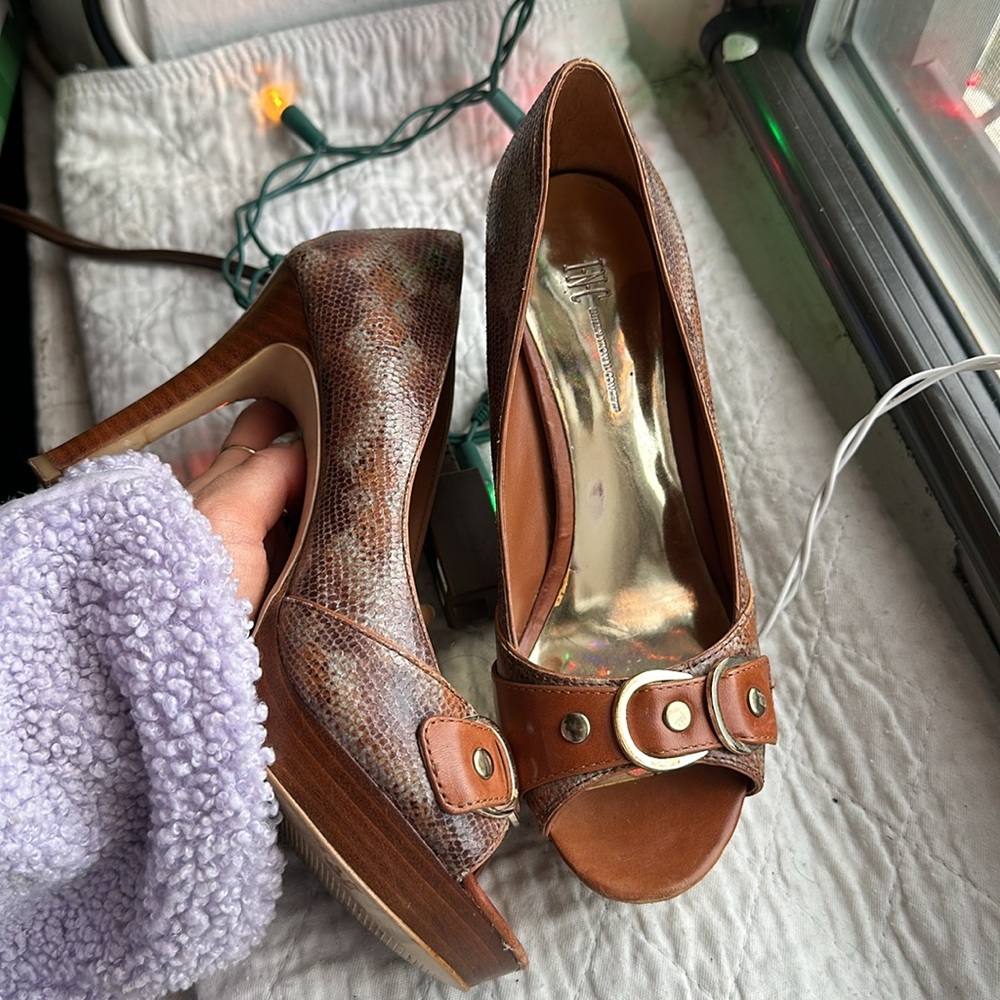 International concepts (INC) heels